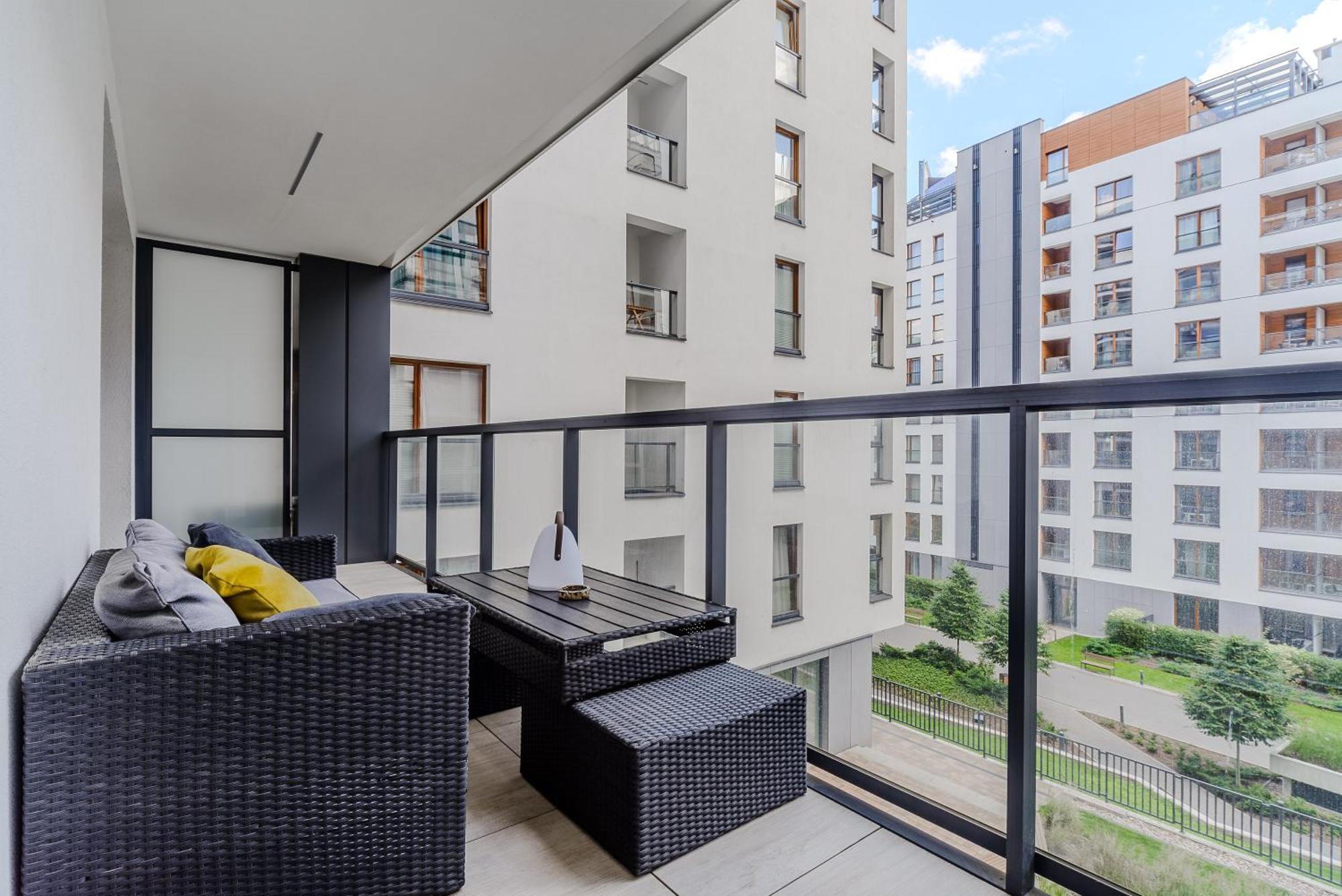 Cozy Family Apartments With Balcony Near Zlote Tarasy Warsaw Exterior photo